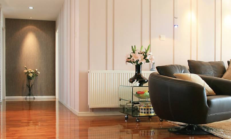 1565852409651070.jpg 在我們挑選暖氣片時,不僅要看價格,還要看產品和服務,才能避免吃虧上當。
選擇暖氣片從哪些角度出發?
1.看材質
材質影響到產品的使用和壽命。廠家選擇的材質過關,不僅在使用中減少漏水等問題,還能夠延長暖氣片的壽命。用戶在挑選材質時,可以咨詢一下鋼管或銅管的壁厚,一些特殊產品的片頭和壁厚是不同的,片頭需要加厚,才能抵抗住常年侵蝕。材質要求均勻,無凸起,無水波紋。
2.看安裝
很多廠家都有自己的安裝隊,或者有固定合作的安裝隊。安裝人員統一持證上崗,經驗豐富。對自己工廠的產品也比較了解,在測量、方案設計中考慮細致全面。暖氣片安裝時噪音小,測量、打孔、懸掛、打壓等步驟齊全考究,接口緊密,管路布局橫平豎直,彎管接頭少。
3.看工藝
暖氣片的生產工藝和品牌廠家密不可分。有些不良小廠家采用回收二手暖氣片,簡單去銹刷漆之后再投放市場,雖然暖氣片價格很便宜,但這種暖氣片往往使用不了一兩年就會漏水。真正品質好的暖氣片,往往通過下料、打孔、焊接、組裝、打壓、打磨、噴涂等幾十道精細工序生產而成,后還有嚴格的質檢。這樣的暖氣片使用起來才會安心。
4.看售后
正規產品都有相關的質保協議,在質保期內出現質量問題可以免費更換,因為暖氣片的品質問題給用戶造成的財產損失,還可以通過保險賠付。強大妥善的售后不僅是品牌實力的體現,也是產品過硬品質的體現。
5.看品牌
一款品牌形成往往需要多少年的沉淀和口碑傳播,才能在市場上占領一席之地。品牌類廠家,不僅有實力在選材、工藝方面投入較高的成本,在后期服務上也有相關的保障。一旦產品出現問題,可以免費更換,出現暖氣片不熱等問題,還可以上門維修。不會出現暖氣片漏水等問題找不到廠家、相互推卸責任等問題。
挑選暖氣片時,不僅要看價格,還要看產品和服務,才能避免吃虧上當。
更多資訊盡在鼎格舒適家,免費設計方案和報價。鼎格舒適家m.pinganyw.cn(全稱四川鼎格舒適家科技有限公司)是知名成都地暖公司,專業提供地暖,暖氣片,中央空調,新風,凈水系統的銷售,設計,安裝等服務。